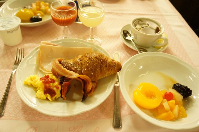 朝食は、同系列隣のホテルメディテラネオで。<br />中の廊下で繋がってます。<br /><br />こちらも生野菜ないみたい。<br />フルーツは缶詰。