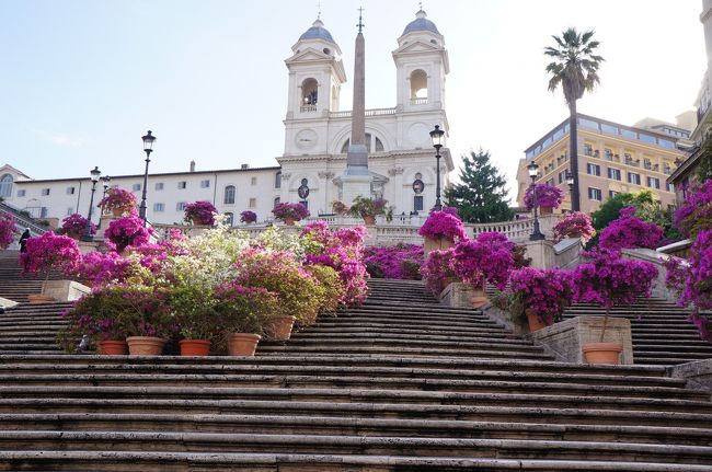お腹いっぱいになったとこで、チェックアウトして観光へ！<br /><br />スペイン広場の“スペイン階段”<br /><br />お花がキレイ！<br />誰もいない階段ってすごくない！？