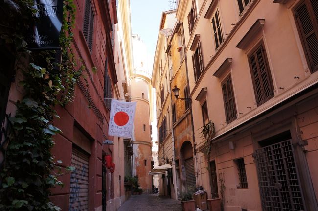 路地をくねくね歩いて、次なる目的地を目指す！<br />日の丸だ！