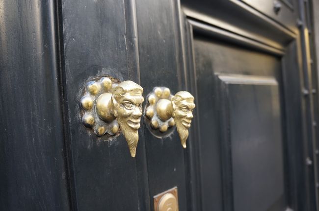 お次はサン・ピエトロ寺院へ。<br /><br />何気なく歩いていた道端の建物。<br />ドアノブも凝ってるなー。