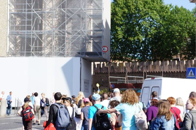 迷子が出ないように、ガイドさんも必死。<br />「はーい、このスコップについてきて下さいね〜」（笑）