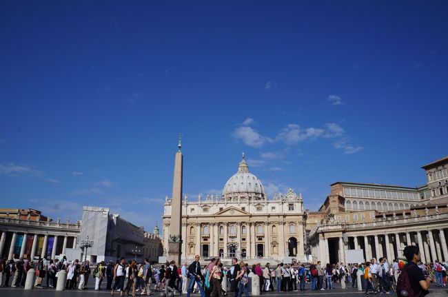 サン・ピエトロ大聖堂。<br /><br />世界中の信者が参拝に訪れるカトリックの総本山。<br />世界最大のカトリック大聖堂。<br /><br />今日はメーデーで美術館等のほっとんどがお休み。<br />だからか、ここに集中！？<br />ビックリする程の人の多さで、入るの断念。。<br />次回にリベンジ！<br />