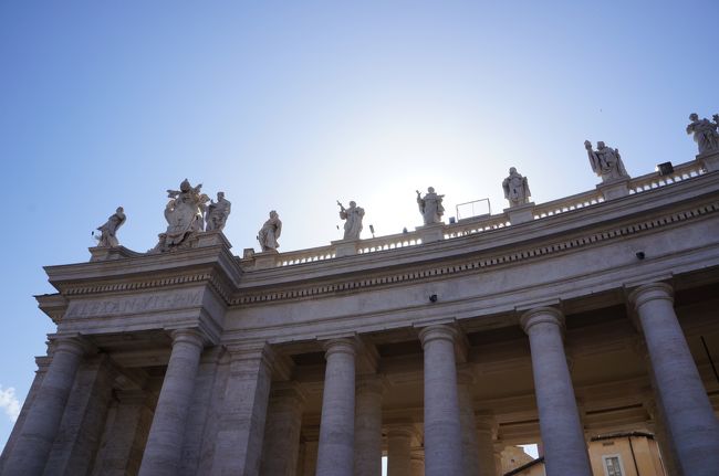 サンピエトロ広場。<br /><br />ベルニーニの造った広場。<br />彫刻が圧巻。<br />ここも「天使と悪魔」に出てきたなー！