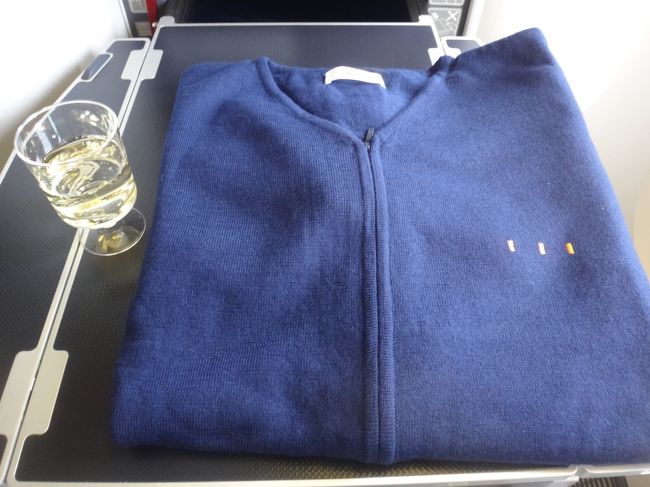 ウェルカムシャンパン。<br /><br />往路に引き続き復路もANAオリジナルカーディガン<br />を借ります。