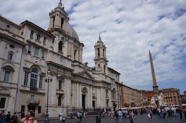 ナヴォーナ広場。<br /><br />古代の競技場を利用した広場。<br />１７世紀にベルニーニが改築を命じられ、現在の姿に至る。<br /><br />