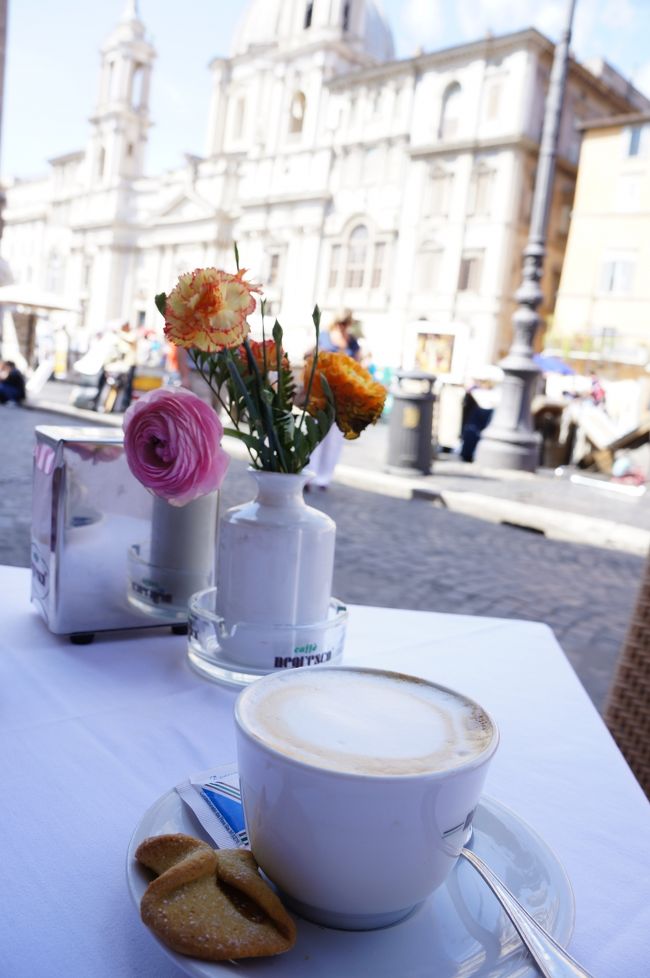 ナヴォーナ広場を見ながら、カフェで休憩。<br /><br />広場では絵描さんがたくさんいて、ただでさえ混雑してるのに、更に混雑。。<br />しばし、人間ウォッチング。