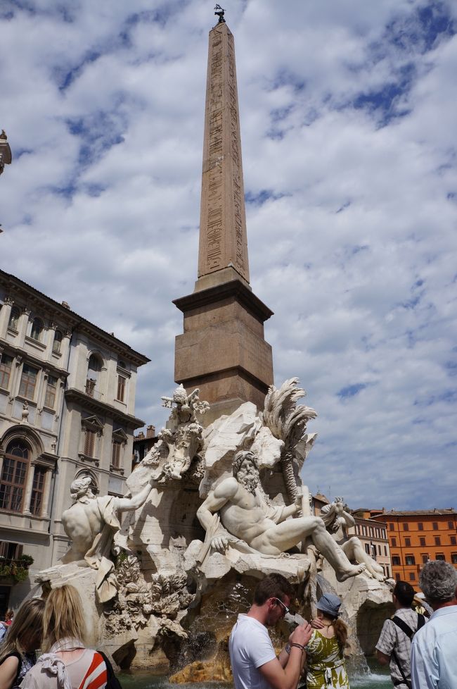 この広場には３つの噴水が。<br />ムーア人の噴水・四大河の噴水・ネプチューンの噴水。<br /><br />これは、四大河の噴水。<br />ここでも「天使と悪魔」が撮影してたよね。