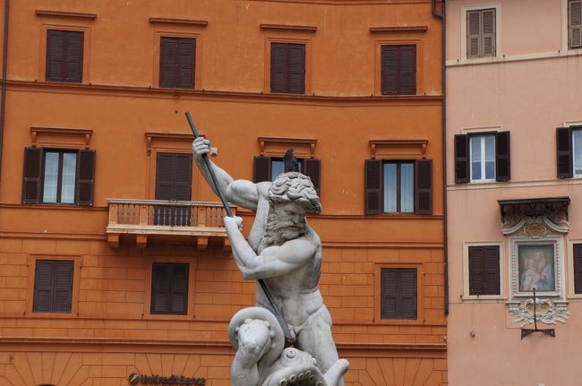 これは、ネプチューンの噴水。<br /><br />あのー、頭重いんすけど・・・<br />飛んでってもらえません（笑）？