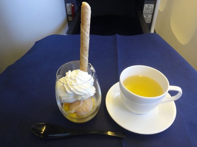 フルーツパフェとハーブティー。