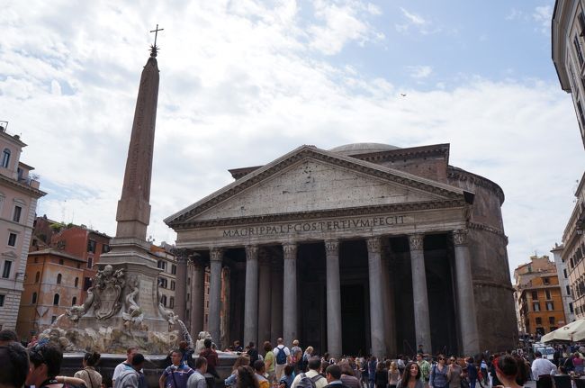 パンテオン。<br /><br />紀元前２７年に建設し、紀元１２０年頃に再建された石造りの神殿。<br />古代ローマ時代の建築物が、ほぼ完全な形で残された貴重な建物。<br />ラファエロのお墓もある。<br /><br />とにかく、人が多くって。。<br />中には入れず・・・