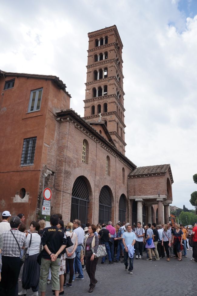 人混みから抜け出したくって、パンテオンからタクシーで次なる目的地へ。<br /><br />サンタ・マリア・イン・コスメディン教会。<br />「ローマの休日」でもお馴染みの“真実の口”がある教会。<br />見てー、ここも激混み。。