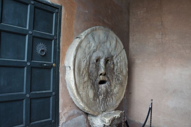 古代の井戸の蓋といわれる“真実の口”は海神ポセイドンがモチーフなんだって。<br />こんなに行列に並んでる暇がないので、失礼して横の柵からパチリ。