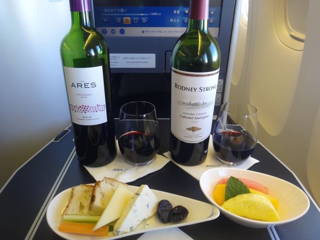 赤ワインの飲み比べ。<br /><br />おすすめチーズ盛り合わせ、季節のフルーツ