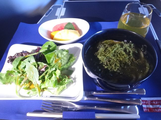 青さ海苔うどん、<br />フレッシュサラダ和風柚子ドレッシング、<br />季節のフルーツ