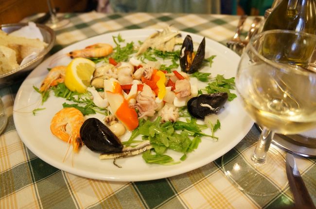 まずは、魚介のマリネ＆白ワイン♪<br /><br />しっかりと酸っぱかったけど、さっぱりしてて美味しい!!!<br />白ワインと合う〜！