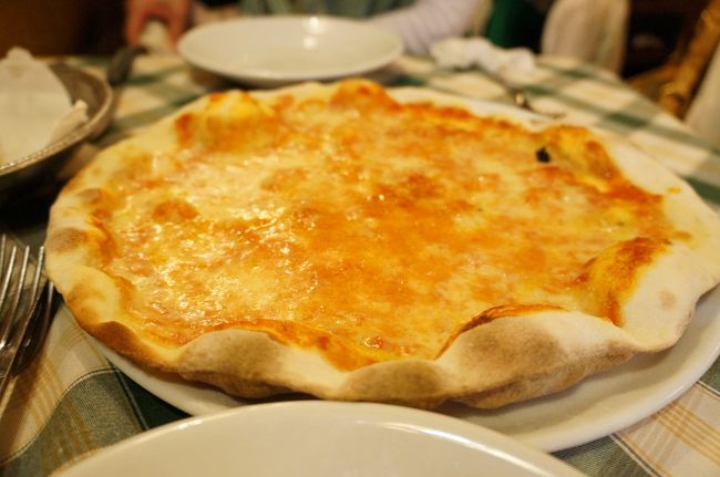 最後に、ローマ風ピッザマルゲリータ。<br /><br />ナポリ風は昨日いただいたから、食べ比べね。<br />ナポリ風と違って、生地が薄くクリスピーでパリッパリ！<br />これも美味しい!!!<br /><br />このお店、おススメ！<br />次回のローマでもまたここに来たい！