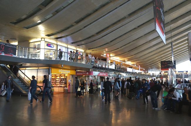 満足したところで、駅に向かいますかね。<br />トラムに乗ってみたかったけど、結構押せ押せの時間になってきたのと、雨ちゃんが降ってきちゃったから、ホテルまではタクシーで。<br />荷物Ｐ／Ｕして、テルミニ駅へ。<br />