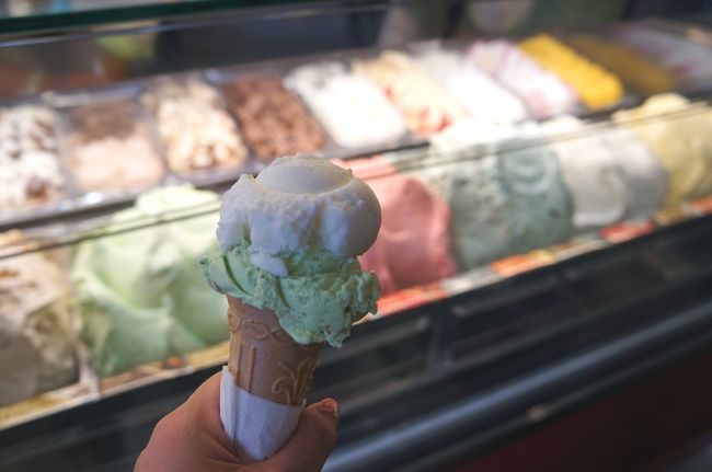 イタリアと言えばジェラート！ジェラートと言えばイタリア！<br />テルミニ駅でこの旅初のジェラート！<br />レモン×ピスタチオ。<br /><br />おいしぃーっ☆<br />