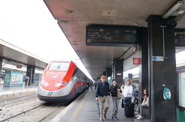 次なる目的地・フィレンツェへ。<br />海外の鉄道って、予約してるにも関わらず、他の人が座ってる事があるよね。<br />今回は始発でないせいか、我らの席に他の人が。。<br />その場合は、予約表を見せてお話するとどいてくれます。<br />おずおずと引き下がることはない、言うべき時は言わないとね。