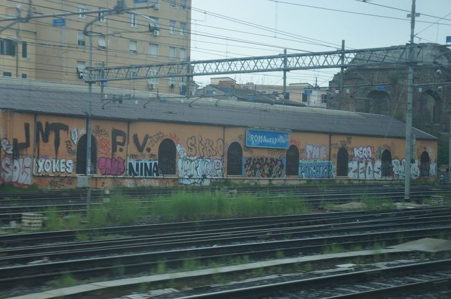 チャオ、ローマ☆<br />弾丸ローマだったけど、ザ・イタリア的なところも観れたし、今回はこのくらいで。<br />次回はもうちょいゆっくりと。<br /><br />これからフィレンツェまで世界の車窓から。<br />約１時間半の鉄道の旅。<br />雨も降ってきちゃったけど、大丈夫かな・・？<br /><br />＊＊＊＊ローマ編おしまい、フィレンツェ編へ続く＊＊＊＊<br /><br />最後まで読んで下さいましてありがとうございます。<br />よろしければ、フィレンツェ編にも遊びに来て下さい♪<br /><br /><br /><br /><br /><br />