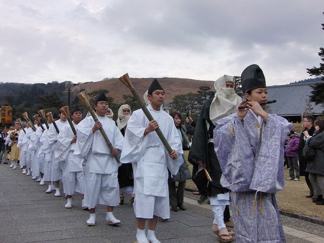 聖火行列についていきながら移動。