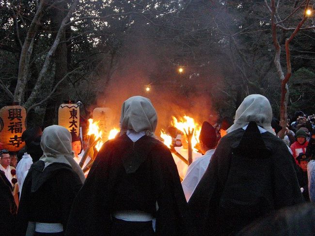 水谷橋付近で松明点火。