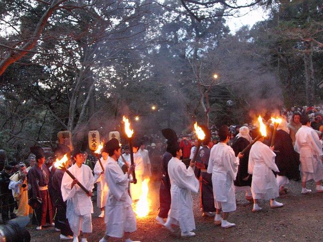 点火した松明を持ち再出発。