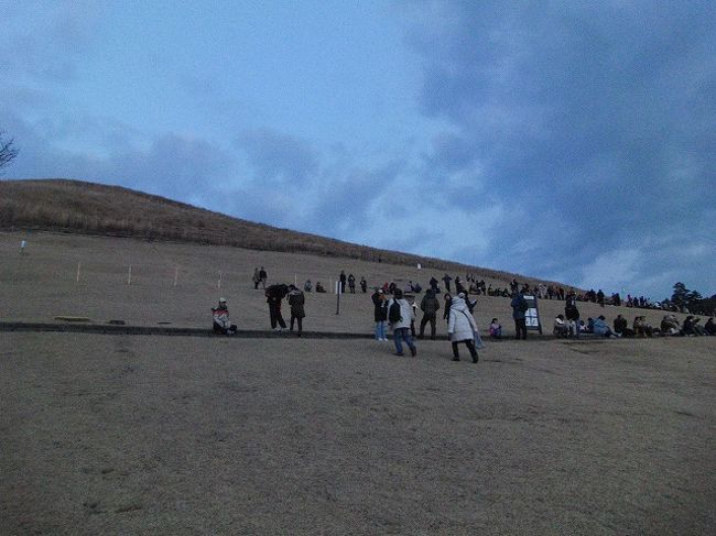 若草山で点火まで待機。