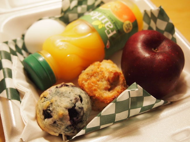 飛行機に乗る前に食べないと・・・でも意外と時間が無かったので、ベンチに座って慌てて朝食。<br />マフィンが二つにリンゴ、ゆで卵とオレンジジュース。<br />このゆで卵もそうでしたが、卵の黄身の色が薄いのです。鳥の種類が違うのかな？