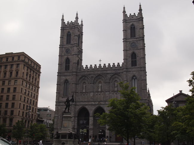 荷物を置いて、とりあえずオールドモントリオールへ散歩。<br />曇っていたので教会は後回しにすることに。