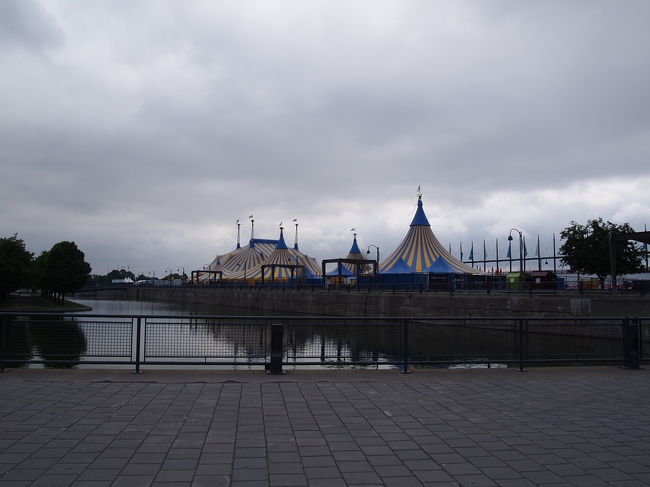 サーカスのテント？<br />朝早いうえに曇っていたので暗い・・人もいないし。