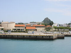 伊江島の港、建物はまだ新しそうで綺麗です。