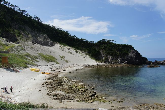 大浦海水浴場<br /><br />温泉がわいていて海の中も所々とてもあったかい。<br /><br />左側にはたくさん魚がいました。