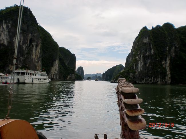 今日はあいにくの曇り空<br />出発前にスコールもふったし・・・<br /><br />先週の台風の影響で少し海水はにごっているようです。