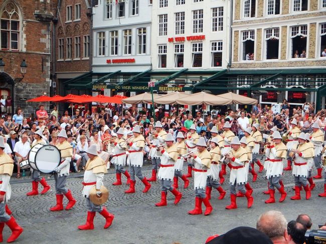 鼓笛隊のパレ―ドからスタートです。<br />