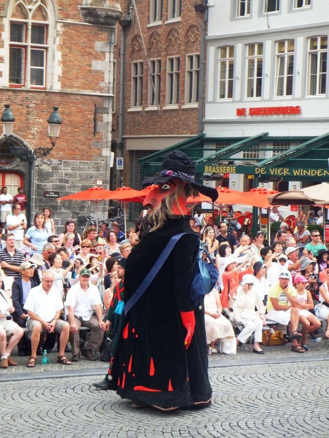 鼻が長い…いや、長いのは鼻ではありません。赤いパラソルと繋がって見えています。<br />そうそう、パンフにフィギア2000！って書いてありました。<br />おおぉ〜、この祭は大勢が出るんだな〜（旅行の後で読みました）