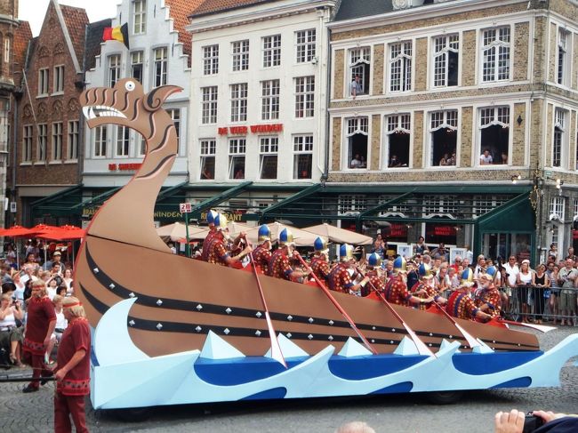 この町は「怪獣のいるところ」になりました！<br />ちゃうちゃう、ドラゴンボートですかね？海賊でしょうか？