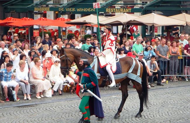 F2…プラカードでもないし、何を持って馬に乗っているのでしょう？　