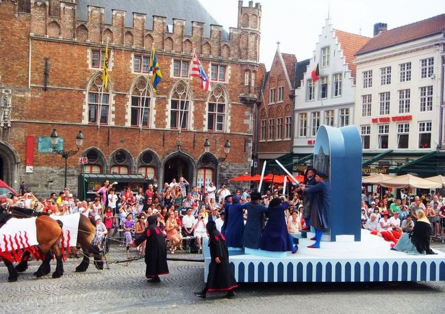 剣の試合のようですよ。<br />それって、この祭の中のメーンイベント？<br />馬上試合も祭の大事な要素みたいです〜パンフを見ると。