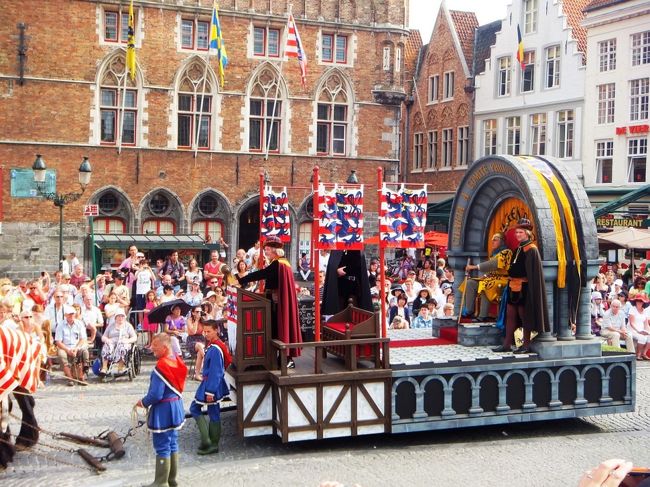 ブルージュの旗みたいな感じです。