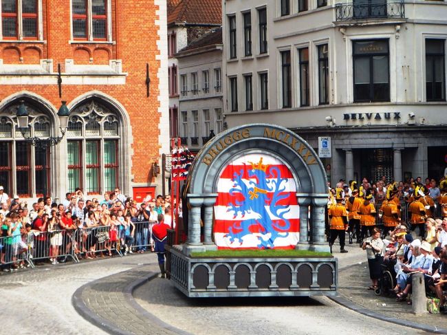 後ろが何とも面白い〜