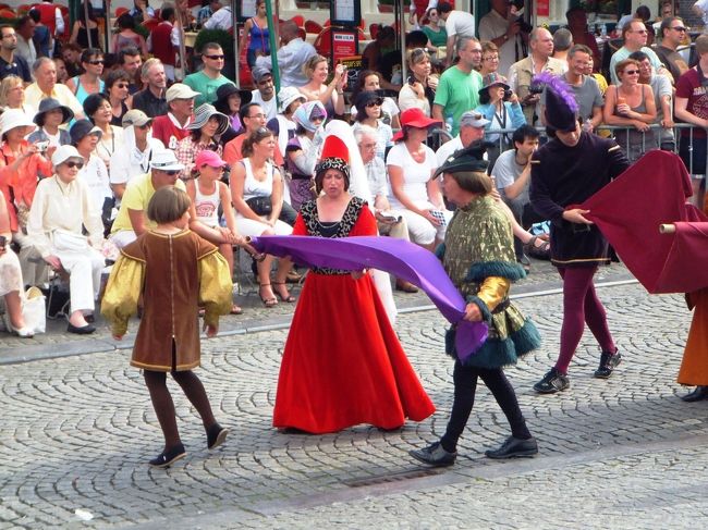 大事なものを捧げ持っているような歩き方です。