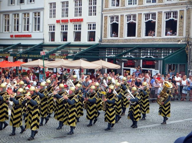 「不思議の国のアリス」の、トランプのイメージがするんですが…