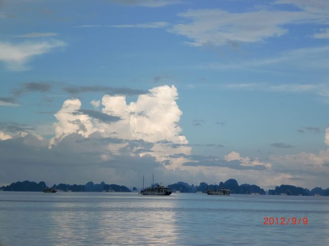 船からの景色<br />少し晴れてきて、ハロン湾の美しい景色は見ているだけで癒されます