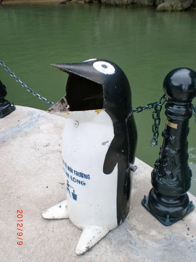 鍾乳洞の船着場にあるゴミ箱・・・<br />ペンギンでかわいい！！