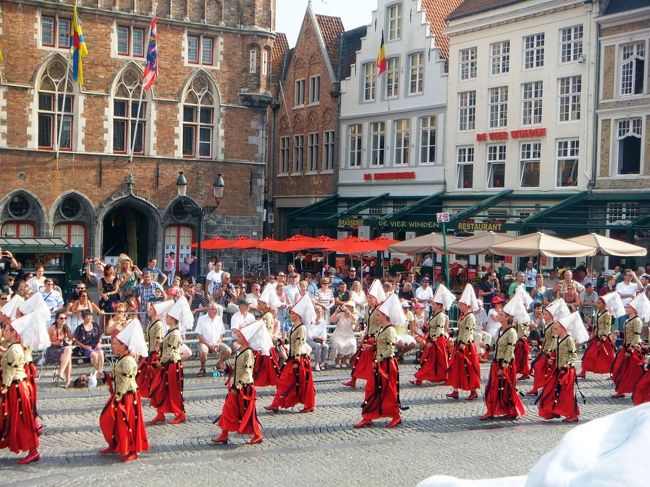 美しい女性の一団も行進しています。