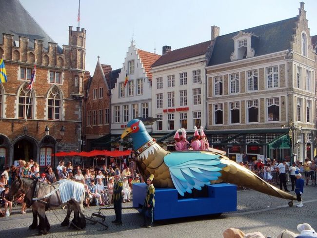 これが「かいじゅうたちのいるところ」でしょうか？<br />いや、怪獣のような　そうでないような…怖いイメージは無いですね。