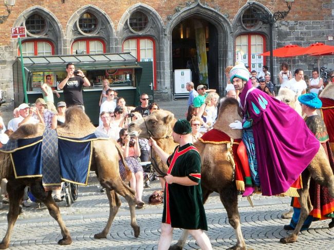 約２時間経ちました。<br />日頃、肩と腰に問題を抱えている（我ながら年寄じみている…）ので、もう終わってもいいよ〜と時計を見て思いましたが、何の何の！（この言葉、２回目）<br />後１時間近くありましたよ。写すのも疲れて、ほとんど撮っていません…<br />なかなか終わらないサプライズでした。<br />祭の写真を長々と見ていただき、ありがとうございます。