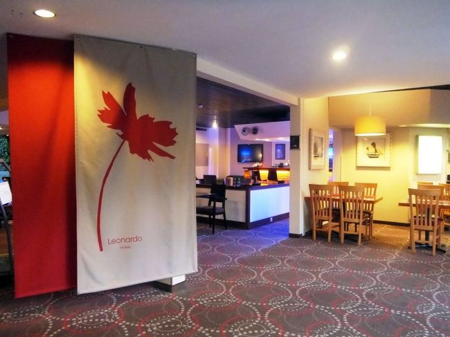 ホテルレオナルドに着きました。<br />個性的なホテルです。<br />でも、ベッドの幅が狭くて…Ｗベッドでした！<br />