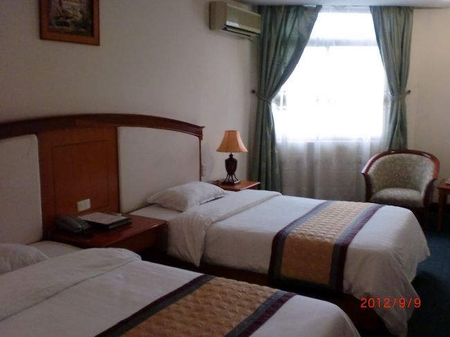 ハロン湾での宿泊は「バンハイホテル」<br />安いながらもドアマンがいたりウェルカムドリンクがでてきたりで気持ちよくすごせました！部屋が９階でオーシャンビューだったので景色も最高。<br />部屋は一人でしたがツインでした。２人でも広々利用できるくらい広々としています。難点はバスタブが狭いこと・・・シャワーしか利用しませんでしたが、横幅があまりない・・・<br />朝食付きで朝は鶏肉のフォーとパン・ベトナムコーヒーに果物、目玉焼きと結構な量がありました。フォーはとってもおいしかった！普段、コーヒーは飲みませんがベトナムコーヒーはおいしかった！やっぱり練乳が決めてですかね？？